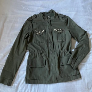 Höstjacka - Så fin och trendig jacka från Only!💗 Stl S men liten i storleken.