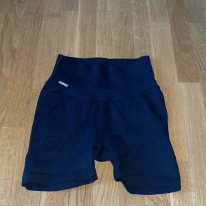 Aimn shorts - Oanvända midi biker shorts från Aimn. Strl XS. Färg navy. 