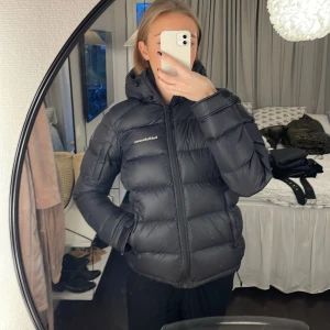 Dunjacka  - Intressekoll på min svarta dunjacka från peak performance. Använd, men i superfint skick. Säljer endast vid bra pris. Köpt för 4000kr i peak performance egen butik. Köp direkt för 2500kr 🥰 TRYCK INTE PÅ KÖP NU ❌