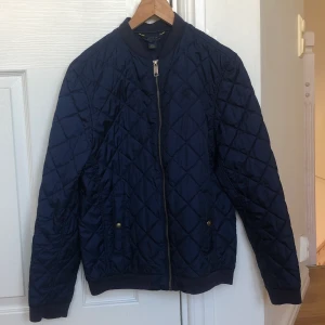 Ralph Lauren jacka Storlek S. - En tunn Ralph Lauren jacka som är Storlek S. Väldigt bra och fint skick. Köptes för 1800kr 