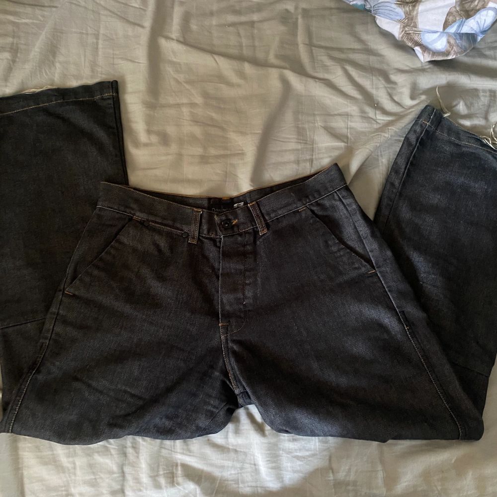 Skitsnygga straight/wide jeans som jag inte använder längre. Lite slitna längst ner i benen men för övrigt i bra skick. Jeans & Byxor.