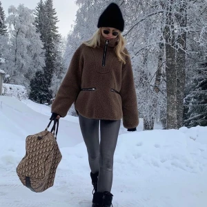 ARKET jacka - Helt oanvänd pilejacka från arket med prislapp kvar, perfekta vinterjackan! Säljer för 650kr vid snabb affär. Bilderna är lånade :)