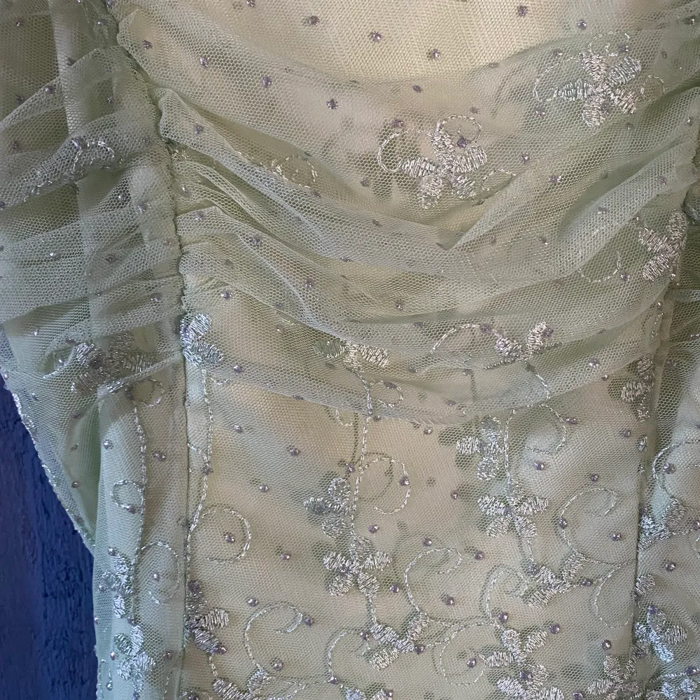 Jättefin ljusgrön balklänning, säljer eftersom den är för liten för mig. Dragkedjan är trasig men annars i bra skick. Lite grönare än vad som syns på bilderna . Klänningar.