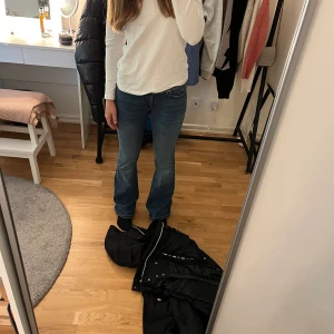 Lågmidjade jeans  - Ett par lågmidjade jeans med bootcut från veromoda❤️ bara andvänt ett fåtal gånger och i väldigt bra skick❤️ är storlek 28/32 men skulle säga att dom passar 34 då dom är väldigt stretchiga❤️