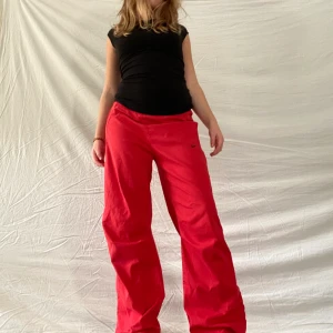 Coola mjukis/träningsbyxor  - Röda Nike träningsbyxor/mjukisbyxor Midjemått: 72 ( mycket stretchiga) innebenslängd 78 cm