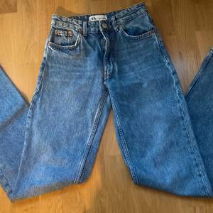 Sjukt snygga mid rise jeans från Zara i perfekt skick