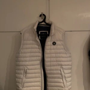 sailracing väst - en vit herr sailracing väst i jättefint skick, storlek L