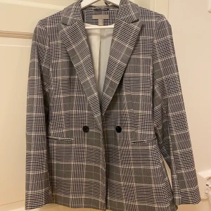 Rutig kavaj blazer - Säljer denna supersnygga och rutiga kavajen från HM. Endast använd vid ett tillfälle, så helt i nyskick!❤️