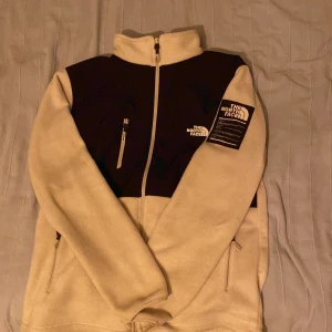 The north face blus - Väldigt skön fliss. Den är mjuk och varm. Använd fåtal gånger och bra skick, 9/10. Nypris 450 jag säljer för 300kr.