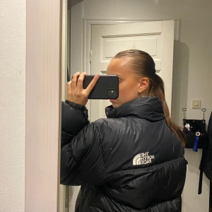 The north face jacka - En svart the north face jacka i storlek s , bara använt några gånger.  Skriv till mig om det är något ni undrar över 💞 Obs tryck inte på köp nu   