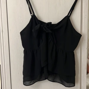 Festtopp NAKD - Festtopp inköpt från nakd. En av mina facoruttoppar. Tyvärr är den för liten då jag har större byst. Inköpt för 300, använd vid få tillfällen. Köparen står för frakt.