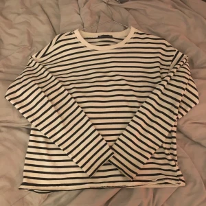 Zara - Säljer denna snygga randiga tröja. Använd hyfsat mycket men ändå i väldigt bra skick. Kontakta mig för fler bilder💗