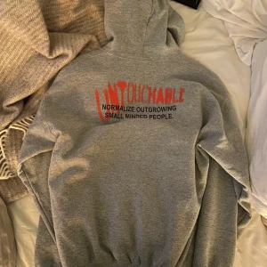 grå hoodie med tryck - säljer nu min grå hoodie från märket blackcop pga att den inte kommer till användning, i princip nyskick, kan sänka priset vid snabb affär.