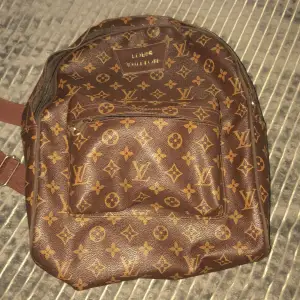 Louis Vuitton ryggsäck (A-kopia) väldigt bra kopia, den har inga repor eller skador, den är jätte fin, säljer den för 400, kan bara mötas upp i Stockholm (tc), Swish och kontanter funkar bra. Mer frågor kan skrivas i dm:) 