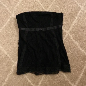 Off shoulder topp - Svart off shoulder topp i spets med dragkedja på sidan av bysten (se bild 3) Storlek S, märket är indiska. Sitter jättefint!! 100kr + frakt