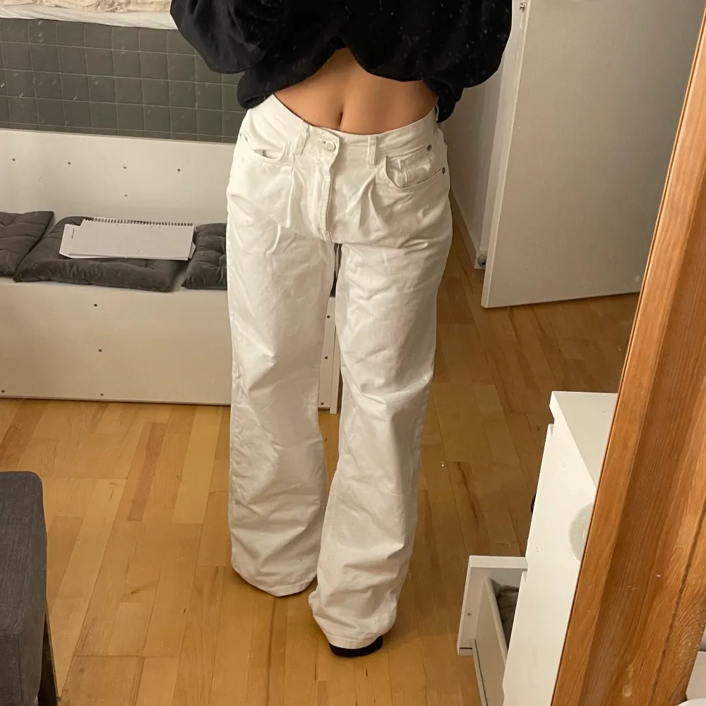 Sjukt snygga (och långa) vita jeans från Pull & bear. De är i stl 34 men skulle säga att de även passar 36 beroende på hur man vill att de ska sitta💕. Jeans & Byxor.