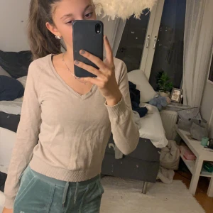 Jätte fin beige tröja från zara  - Säljer en jätte fin V-ringad törja FRPN zara som jag köpte på plick jag har aldrig använt den kom priv för fler bilder på elr frågor säljer för 50kr i st 34