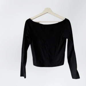 Topp  - Topp från asos. Aldrig använd , bra skick. 94% bomull 6% elastan 