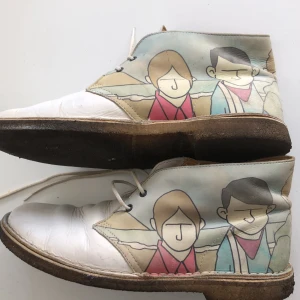 CLARKS ORIGINAL ROLIG DESIGN  - CLARKS ORIGINAL I LÄDER  STORL 43 ROLIG DESIGN I BRUKSSKICK SE BILDER KAN PROVAS, HÄMTAS I SÖDRA STOCKHOLM SWISH BETAL  KAN ÄVEN SKICKAS KÖPARE BETALAR FRAKTEN ENLIGT ÖK 