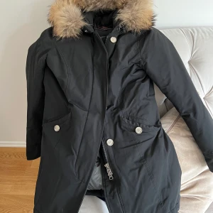   👻 WOOLRICH JACKA - Hej 🤎 Vinterjacka från märket Woolrich (arctic parka) i storlek M. Köptes i butik för 8 000kr. Säljer jackan pga att den inte kommer till användning. Äkta päls som är superfin och stor. Jackan har använts sparsamt, så den är i väldigt fint skick. 🫶🏽