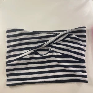 Marinblå/vit Randig bandå - Jättesöt topp som jag tyäcrr tycker för tajt på mig, ej använd bara testad