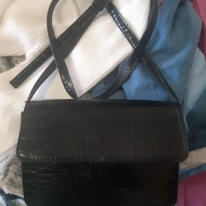 Handväska - läderimitation - Handväska i fint skick, inga anmärkningar. 