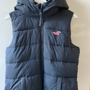 Hollister väst  - Mörkblå Hollister väst i storlek l   Köpt i USA