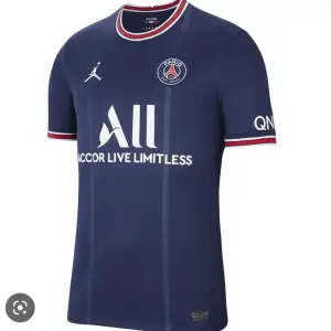 Säljer denna Paris Saint Germain T-Shirt med Neymar tryck där bak. Den är i nyskick. 💎Köpare står för fraktkostnad 