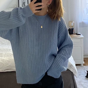 Stickad tröja  - Säljer nu denna supermysigt stickade tröjan! Den är i väldigt bra skick utan defekter, noppor eller liknande. 💕 KÖPAREN STÅR FÖR FRAKTEN! 💕