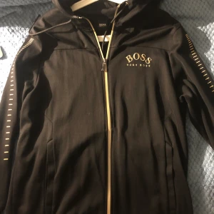 Hugo Boss - Hugo Boss kofta i storlek xl, passar mer som L då den är stor för mig pris kan diskuteras!
