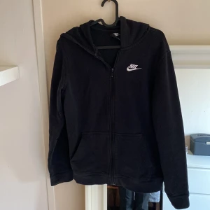 Nike kofta - Svart kofta från Nike i fint skick! Storlek XL (BARNSTORLEK) men sitter ungefär som vanlig S. 100kr + frakt