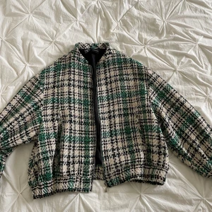 Zara jacka  - Säljer denna jacka från Zara 💓 Nyskick, aldrig använd 💓 Köparen står för frakt 💓