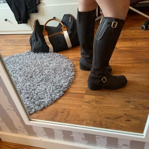 Johnny Bulls - Johnny Bulls stövlar i storlek 37. Nästan helt oanvända pga inte min stil! Eftersom dem är stora så möts jag upp i Västerås istället för att posta dem!