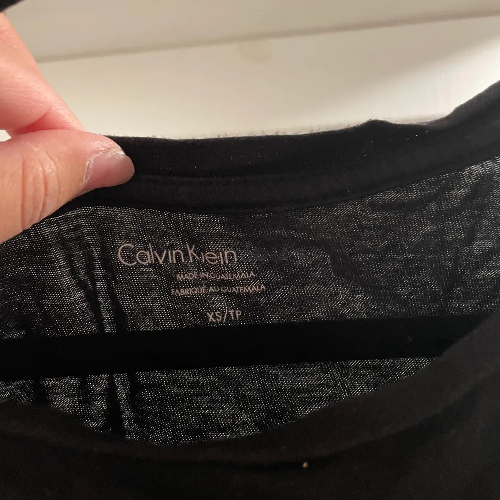 Tröja från Calvin Klein (äkta), köpt i usa, lite skrynklig på vinylen, annars i bra skick!. T-shirts.
