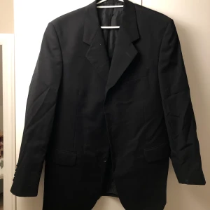Svart oversize kavaj - Svart kavaj för män som passar bra oversize, har 2 små slitningar som syns på andra bilden men inget man tänker på om man inte kollar nära, men därav priset.