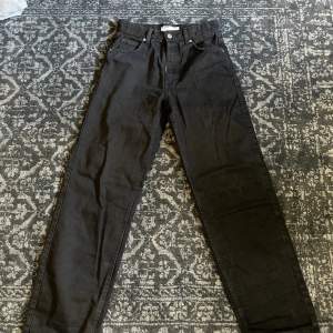 svarta jeans från bershka i mycket bra skick, aldrig avnvända storlek 34  Köparen står för frakt!