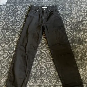 svarta jeans från bershka i mycket bra skick, aldrig avnvända storlek 34  Köparen står för frakt!