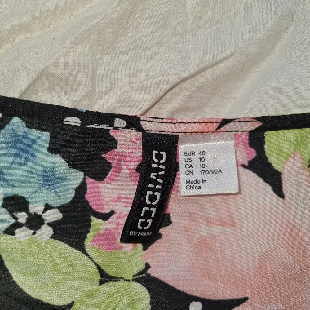 Blommigt linne från Divided by H&M . Toppar.