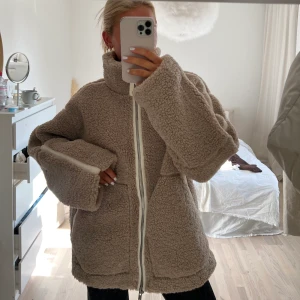 Intressekoll  - Funderar på att sälja min jacka ifrån hm som är helt slutsåld överallt. Bara använt den en gång så den är i nysick, den är i storlek m och sitter bra på mig som är 161cm🫶🏻