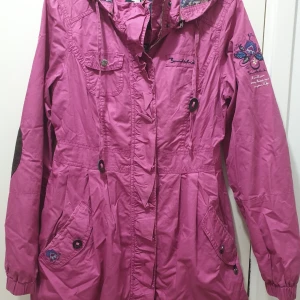 Höst / vår jacka - En fin och Bra skick jacka från MQ som används sällan. Var hängande i min garderob bara. Ny priset är 1500 kr