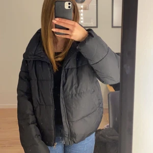 Svart puffig vinterjacka - Nyköpt svart puffjacka. Väldigt varm och bekväm! Det är storlek Xs men känns som storlek S