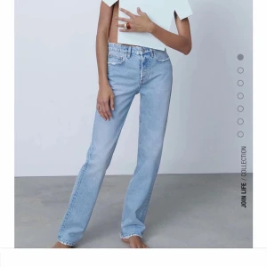 Zara midrise jeans - Säljer dessa populära midrise jeansen från zara i en ljusare färg.  Nästan som nya, lite smått använda längst nere mig för mig som är lite kortare än 160 ser man absolut inget.  Köpa för 359 säljer för 260kr 