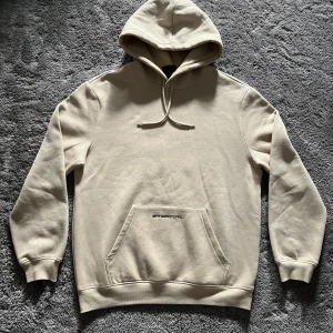 Beige hoodie - Aldrig andvänd och är i nyckick. Meddela för intresse !