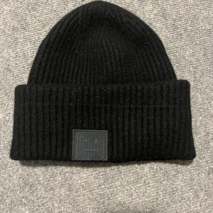 Acne mössa  - Köptes förra vintern och knappt använd! Mössan passar en xs/s då jag krympte den lite när jag köpte den eftersom den var för stor. Säljs för jag vill ha en annan färg. Mössan är äkta och jättefint skick! Köparen står för frakt💕💕