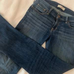 Snygga bootcut-jeans från hollister i storleken w27 och l31💗 OBS! Inte kollat upp frakten så den stämmer ej.