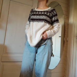 Vintrig tjocktröja - Säljer den här tjocktröja med ett fint mönster på framsidan. Materialet är lite stickigt så det är någonting att tänka på om man är känslig mot det.