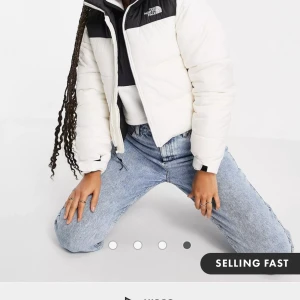 North face jacka - Hej, jag säljer min north face jacka i vitt som endast är använda förra vintern. Den är i storlek xs/s, nypris 2000. Priset går att diskutera så är du intresserad skriv privat för bilder och diskussion av pris 💕💕💕 Inte kritvit, lite mer nyans