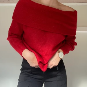 Tröja från H&M strl S - Så fin offshoulder tröja från H&M i storlek S. Skulle säga att denna över oversized så passar även andra storlekar. Använt en julafton och sen dess har den hängt fint i garderoben.🎄