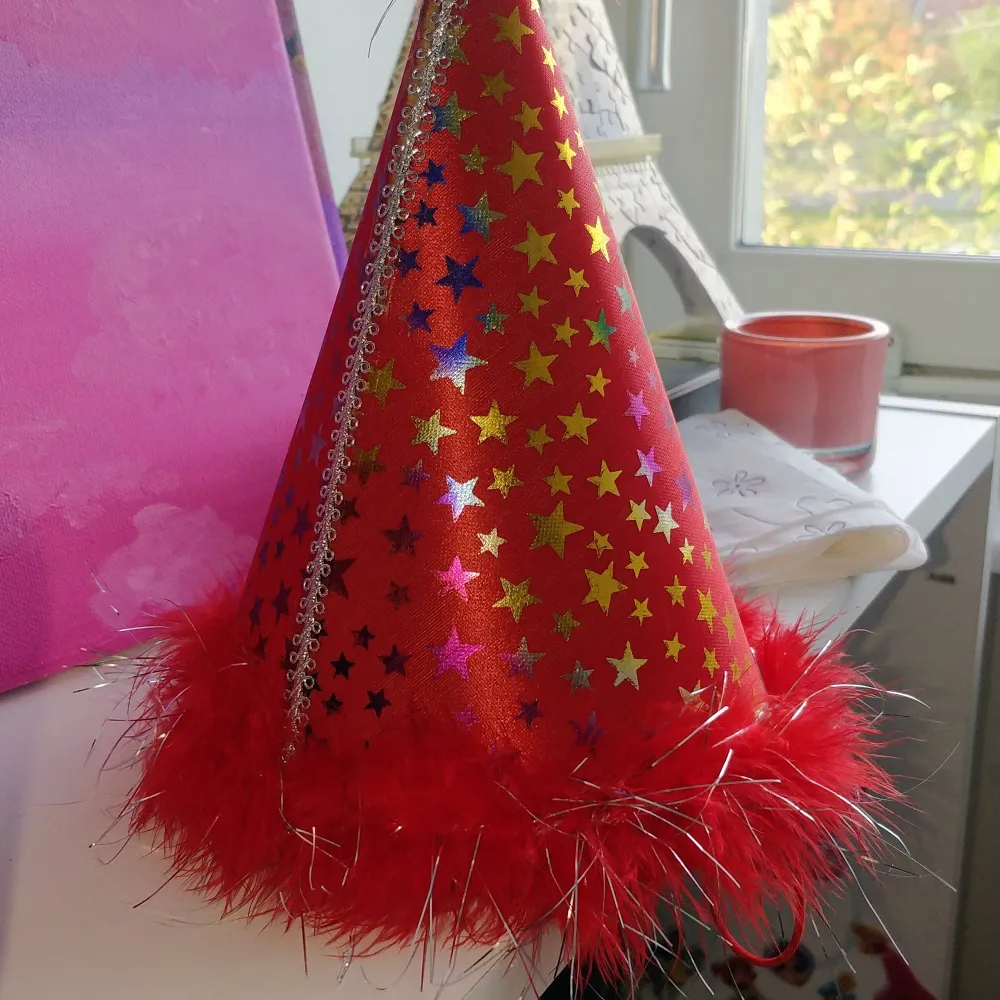 party hatt från 90_talet, finns i rosa, ljusblå gul och röd. . Accessoarer.