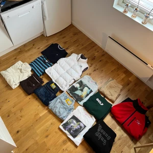 Säljer allt på bilden:) - Skriv dm för priser :) Säljer allt på bilden, lite schyssta polarjeans, supremetees och Hoodies:)